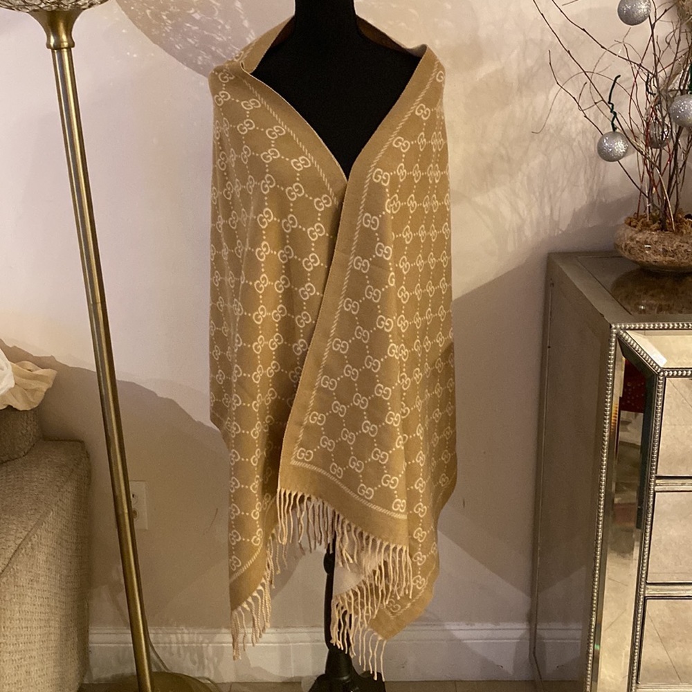 𝅺Gucci cashmere/silk wrap - Picture 3 of 9
